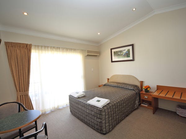 Emerald Explorers Inn