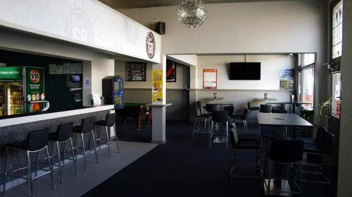 Commercial Hotel – Bar 68